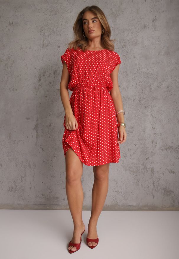 Renee - Czerwona Rozkloszowana Sukienka Retro z Wiskozy w Groszki Tetia. Kolor: czerwony. Materiał: wiskoza. Długość rękawa: krótki rękaw. Wzór: grochy. Typ sukienki: rozkloszowane. Styl: retro