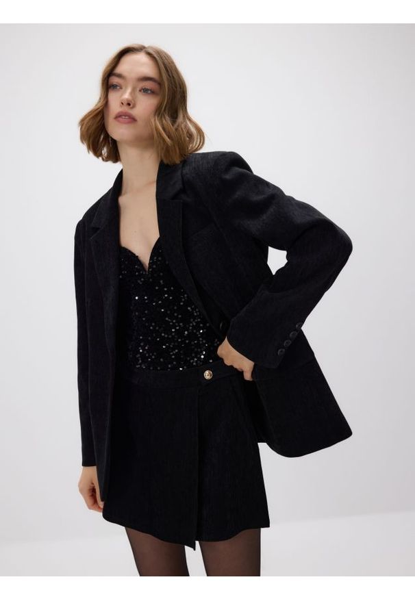 Reserved - Spódnico-szorty z ozdobnymi guzikami - czarny. Kolor: czarny. Materiał: tkanina