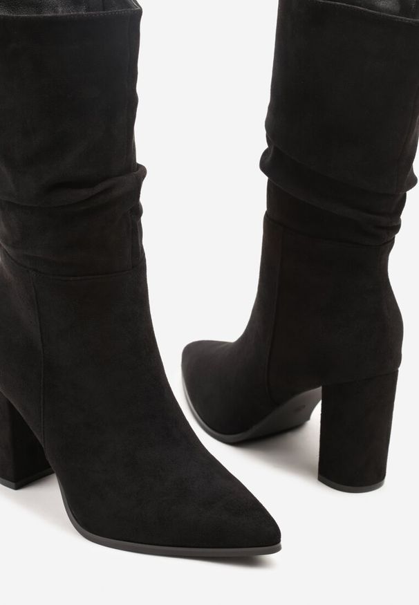 Born2be - Czarne Botki na Słupku z Marszczoną Cholewką z Imitacji Zamszu Leavie. Okazja: na co dzień. Kolor: czarny. Materiał: zamsz. Szerokość cholewki: normalna. Obcas: na słupku. Styl: casual, elegancki