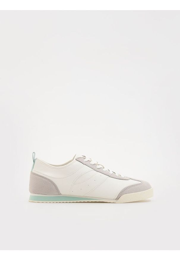 Reserved - Sneakersy z łączonych materiałów - biały. Kolor: biały. Materiał: materiał