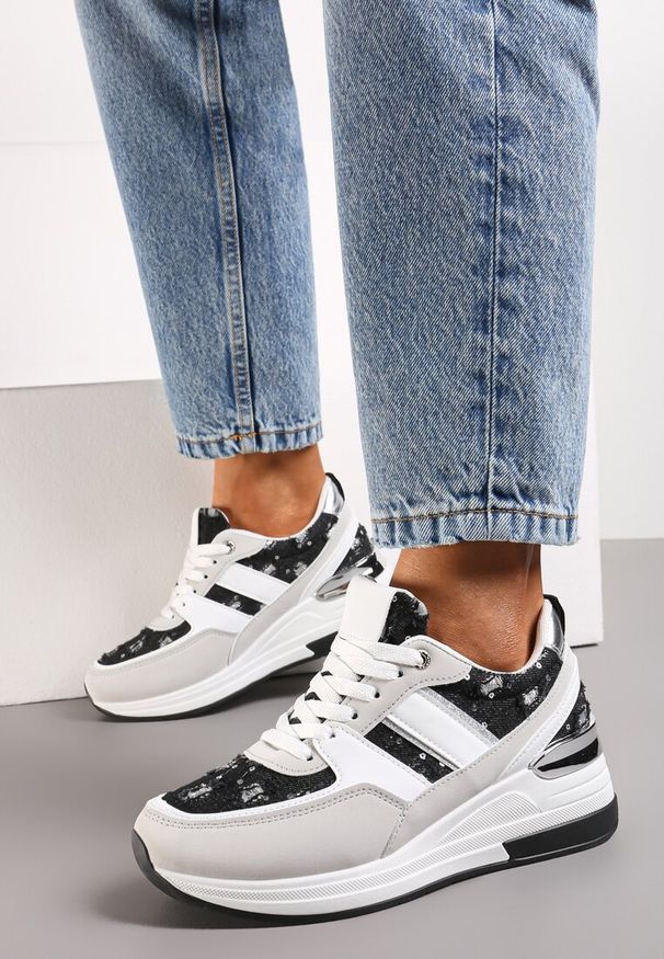 Renee - Biało-Czarne Sneakersy z Cekinami i Brokatem na Grubej Podeszwie Mabirra. Okazja: na co dzień. Kolor: biały. Materiał: jeans