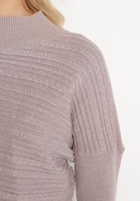 Born2be - Ciemnobeżowy Sweter z Wełną o Asymetrycznym Fasonie z Tłoczeniem Sarositte. Kolor: beżowy. Materiał: wełna