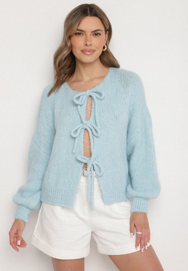 Born2be - Niebieski Kardigan Oversize z Wełną Zdobiony Kokardkami Eleathalie. Okazja: na co dzień. Typ kołnierza: kokarda. Kolor: niebieski. Materiał: wełna. Wzór: aplikacja. Styl: casual, elegancki