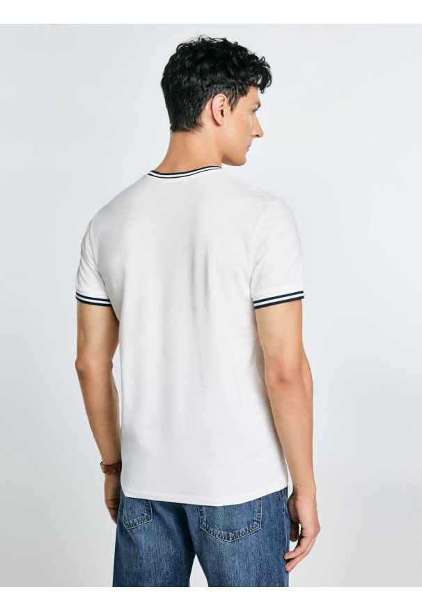 Big-Star - Koszulka męska z kontrastowym wykoŅczeniem biała Polias 100. Kolor: biały. Materiał: bawełna, materiał. Wzór: haft, ze splotem. Styl: klasyczny