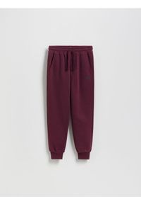 Reserved - Bawełniane joggery z meszkiem - bordowy. Kolor: czerwony. Materiał: bawełna