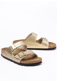 Birkenstock - Klapki damskie BIRKENSTOCK ARIZONA BF. Nosek buta: otwarty. Kolor: złoty. Materiał: materiał, syntetyk, welur, polar, zamsz. Wzór: paski
