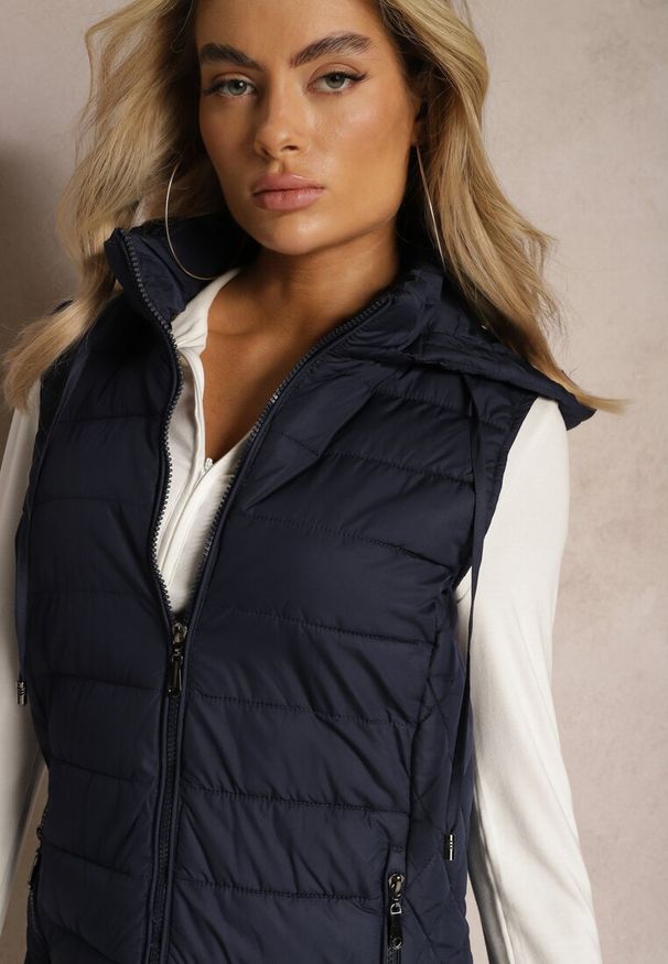 Renee - Granatowa Pikowana Kamizelka z Odpinanym Kapturem Lasathi. Kolor: niebieski. Materiał: tkanina