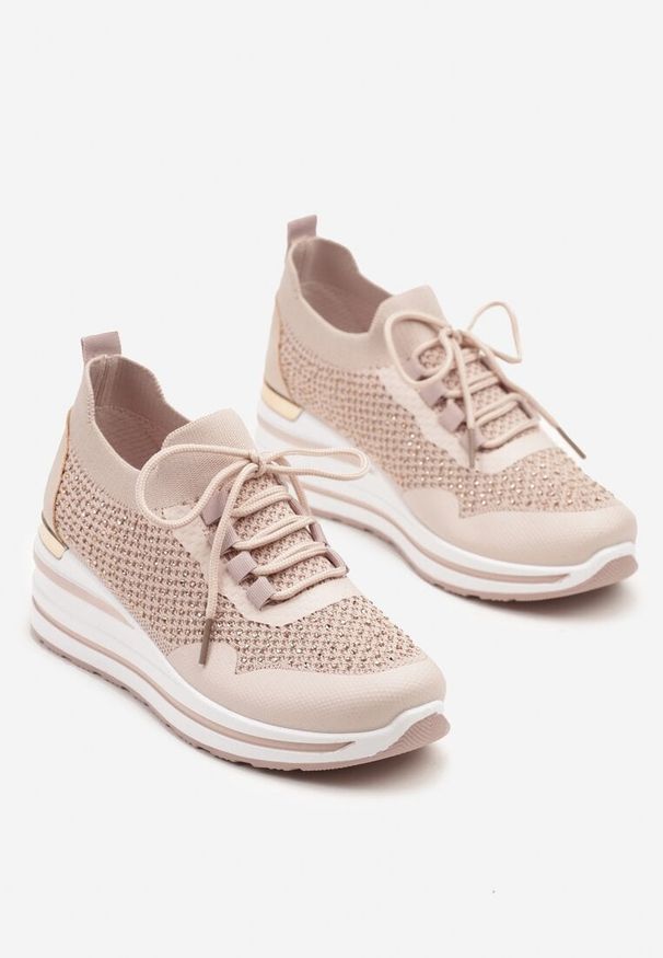 Renee - Różowe Sneakersy na Koturnie Ozdobione Metaliczną Aplikacją i Cyrkoniami Fasilna. Okazja: na co dzień, na spacer. Kolor: różowy. Wzór: aplikacja. Sezon: lato. Obcas: na koturnie. Sport: turystyka piesza