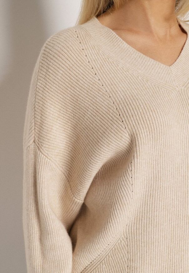 Born2be - Beżowy Sweter z Domieszką Kaszmiru z Dekoltem w Serek Feralaine. Okazja: na spotkanie biznesowe, na co dzień. Typ kołnierza: dekolt w serek. Kolor: beżowy. Materiał: kaszmir. Styl: elegancki, casual, klasyczny, biznesowy