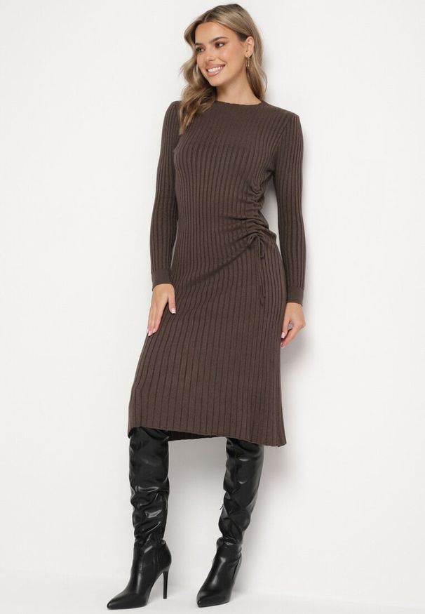 Born2be - Brązowa Dopasowana Sukienka z Wiskozą z Prążkowanego Materiału Ściągana Troczkiem Eleavia. Okazja: na co dzień. Kolor: brązowy. Materiał: materiał, prążkowany, wiskoza. Wzór: aplikacja. Styl: casual