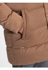 Ombre Clothing - Długa zimowa kurtka męska pikowana o satynowym wykończeniu - jasnobrązowa V2. Kolor: brązowy. Materiał: satyna. Długość: długie. Wzór: nadruk. Sezon: zima. Styl: elegancki