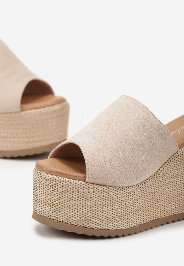 Renee - Beżowe Klapki w Stylu Boho na Platformie i Koturnie z Paskiem z Imitacji Zamszu Marinle. Kolor: beżowy. Materiał: zamsz. Wzór: aplikacja, ażurowy. Obcas: na koturnie. Styl: boho
