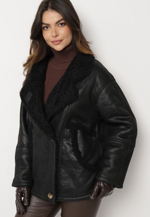 Born2be - Czarna Kurtka Biker Oversize Zapinana na Guziki Ocieplana Futerkiem Nikiena. Kolor: czarny. Materiał: futro. Długość rękawa: długi rękaw. Długość: długie. Styl: elegancki