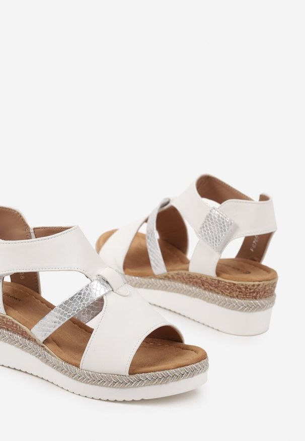 Born2be - Białe Sandały na Koturnie Ozdobione Tłoczonymi Paskami i Plecionką Damirea. Okazja: na co dzień. Zapięcie: pasek. Kolor: biały. Materiał: jeans, jedwab. Wzór: aplikacja. Sezon: lato, wiosna. Obcas: na koturnie. Styl: elegancki, casual