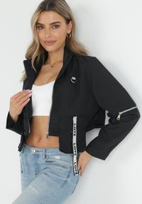 Born2be - Czarny Płaszcz z Regulowaną Długością i Taśmami z Napisem Emmilou. Kolor: czarny. Wzór: napisy. Sezon: wiosna, jesień #4