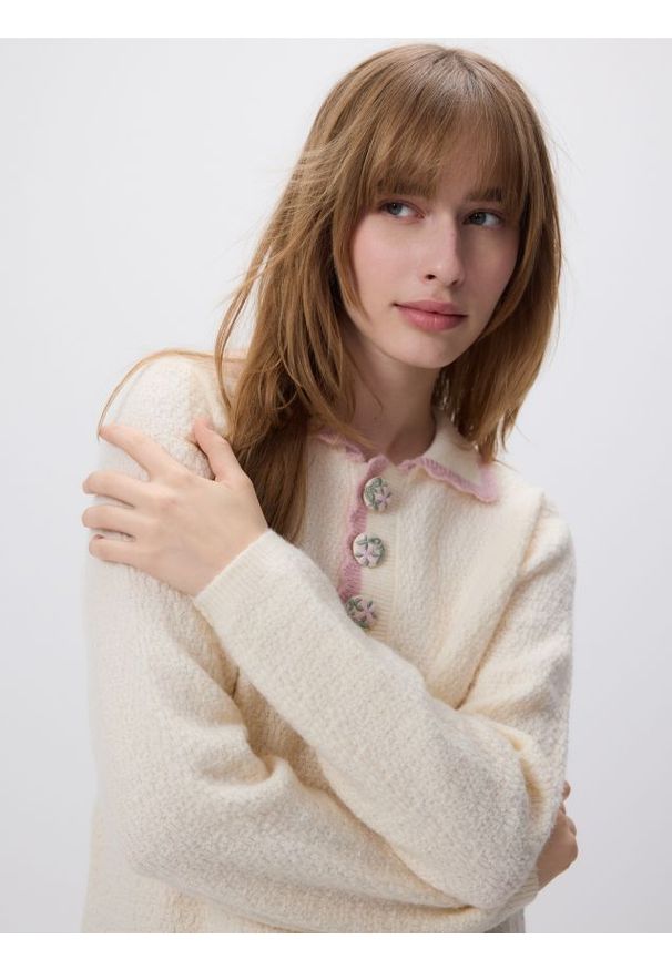 Reserved - Sweter z ozdobnym kołnierzem - kremowy. Kolor: kremowy. Materiał: dzianina