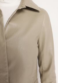 Born2be - Beżowa Kurtka Ramoneska z Ekoskóry z Paskiem w Talii Mevarela. Kolor: beżowy. Materiał: jeans. Styl: elegancki, wizytowy #3