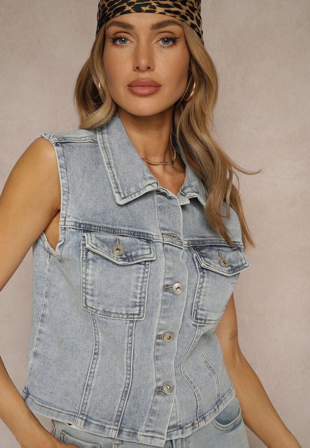 Renee - Jasnoniebieska Kamizelka Jeansowa z Bawełny z Kieszeniami i Klapami Silmio. Okazja: na spotkanie biznesowe, do pracy, na spacer. Kolor: niebieski. Materiał: bawełna, jeans. Styl: biznesowy, klasyczny, elegancki