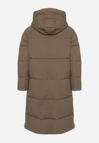 Born2be - Ciemnobeżowa Pikowana Kurtka Zimowa z Kapturem i Bocznymi Suwakami Falossea. Okazja: na co dzień. Typ kołnierza: kaptur. Kolekcja: plus size. Kolor: beżowy. Materiał: jeans, poliester, dzianina. Sezon: zima. Styl: klasyczny, casual