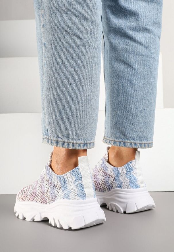 Renee - Biało-Niebieskie Sneakersy Ozdobione Siateczką Toliselle. Okazja: na co dzień. Kolor: biały. Materiał: jeans. Wzór: aplikacja