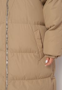 Born2be - Ciemnobeżowa Długa Kurtka Pikowana Płaszcz na Zamek z Kapturem Lesea. Okazja: na co dzień. Typ kołnierza: kaptur. Kolor: beżowy. Materiał: dzianina, jeans. Długość: długie. Styl: casual, elegancki #7