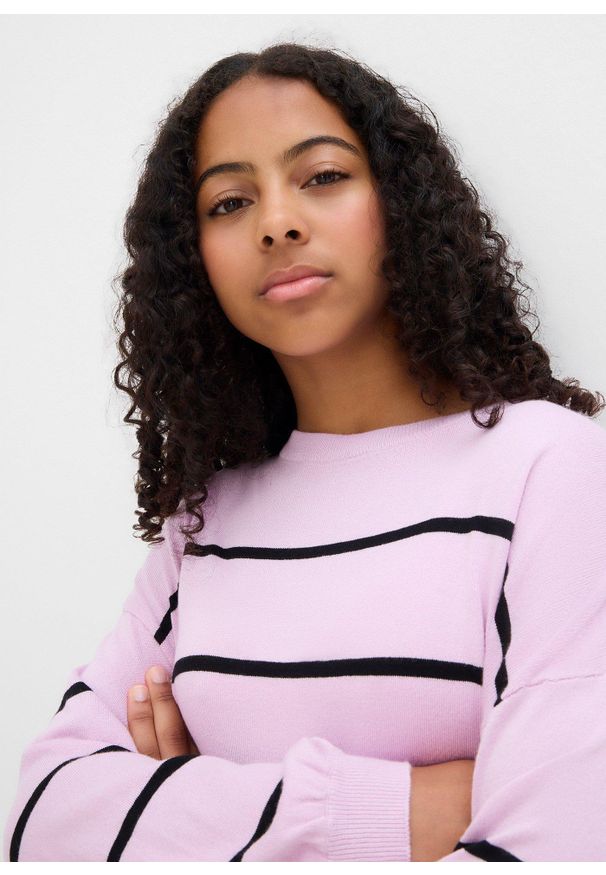 bonprix - Sweter z cienkiej dzianiny z mieszanki wiskozy. Kolor: fioletowy. Materiał: wiskoza, dzianina. Styl: klasyczny