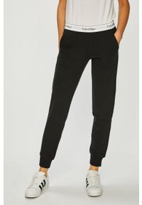 Calvin Klein Jeans - Spodnie 000QS5716E. Kolor: czarny. Materiał: dzianina. Wzór: gładki #1