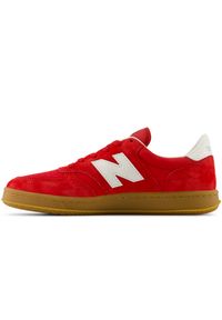 Buty unisex New Balance CT500FB – czerwone. Kolor: czerwony. Materiał: zamsz, guma, nubuk. Szerokość cholewki: normalna. Sport: tenis #3