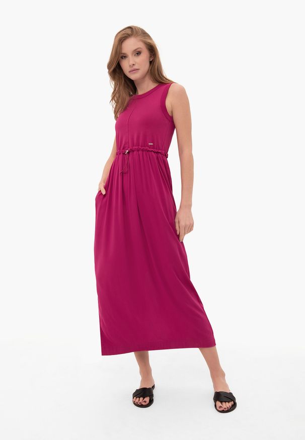 Volcano - Różowa długa sukienka G-BRITANIA. Okazja: na co dzień, na spacer, na plażę. Kolor: różowy. Wzór: gładki, jednolity. Typ sukienki: proste. Materiał: bawełna, wiskoza. Długość rękawa: na ramiączkach. Sezon: lato. Styl: casual. Długość: maxi