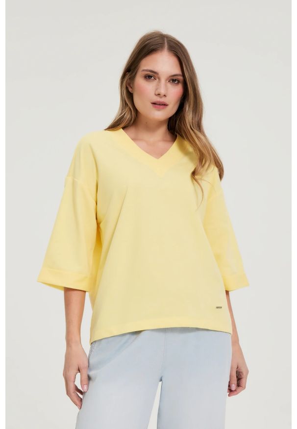 MOODO - Bluza z dekoltem w serek żółta. Typ kołnierza: dekolt w serek. Kolor: żółty. Materiał: poliester, bawełna