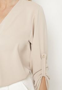 Born2be - Beżowa Bluzka o Trapezowym Kroju z Dekoltem w Serek i Podpinanymi Rękawami Aslimi. Typ kołnierza: dekolt w serek. Kolor: beżowy. Materiał: jeans, materiał. Styl: klasyczny, elegancki