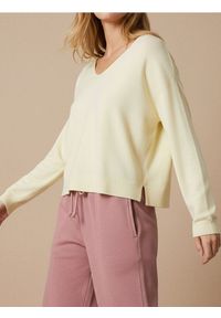 Sinsay - Luźny sweter z wiskozą - kremowy. Kolor: kremowy. Materiał: wiskoza