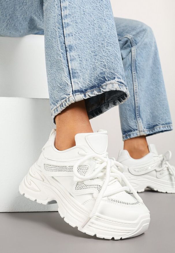 Renee - Białe Sneakersy na Platformie z Grubymi Sznurówkami Kilanne. Okazja: na co dzień. Kolor: biały. Materiał: jeans, skóra. Obcas: na platformie