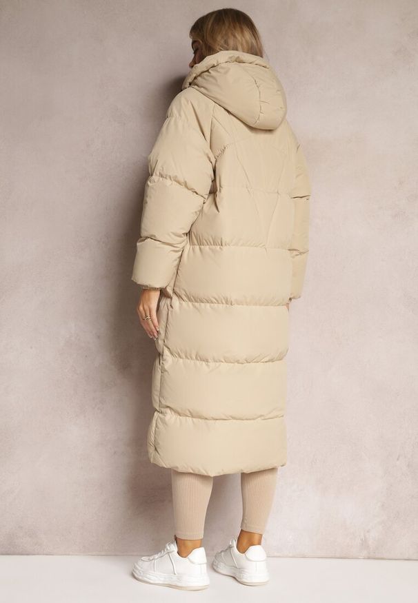 Renee - Beżowa Długa Kurtka Pikowana z Kapturem Serea. Okazja: na co dzień. Typ kołnierza: kaptur. Kolor: beżowy. Materiał: jeans. Długość: długie. Styl: casual