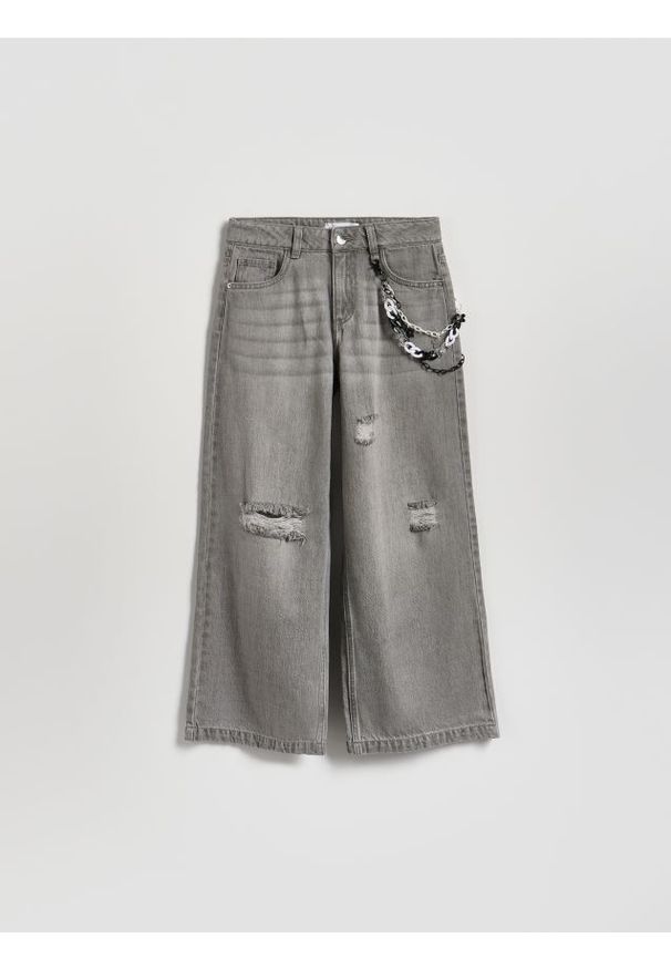 Reserved - Jeansy super wide leg z łańcuszkiem - jasnoszary. Kolor: szary