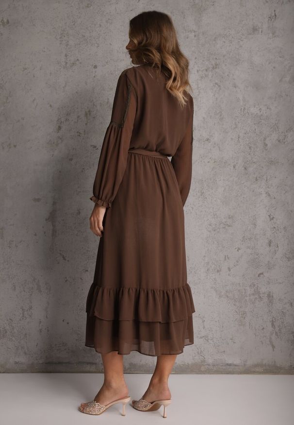Renee - Brązowa Sukienka Boho z Paskiem Guzikami i Falbanami Nevinete. Okazja: na imprezę. Kolor: brązowy. Materiał: poliester. Styl: boho