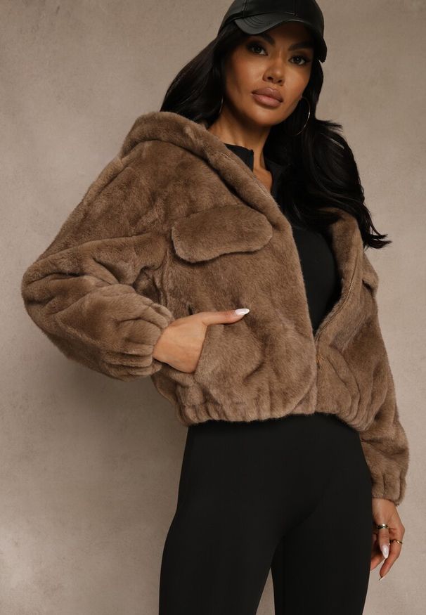 Renee - Jasnobrązowa Kurtka Futerko o Kroju Bomberki z Kapturem i Imitacją Kieszeni Awedana. Okazja: na co dzień. Typ kołnierza: kaptur. Kolor: brązowy. Materiał: futro. Wzór: gładki. Styl: elegancki, casual