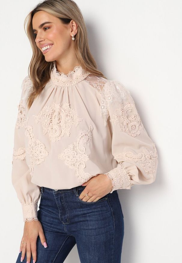 Born2be - Beżowa Bluzka z Półgolfem Ozdobiona Koronką Enphine. Kolor: beżowy. Materiał: koronka. Wzór: aplikacja, koronka