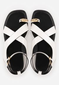 Born2be - Białe Sandały Typu Japonki z Metaliczną Ozdobą Meledra. Okazja: na co dzień. Zapięcie: sprzączka. Kolor: biały. Materiał: jeans. Wzór: aplikacja. Sezon: lato. Styl: casual, elegancki, klasyczny #5