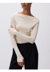 Reserved - Bluzka z ozdobnym marszczeniem - kremowy. Kolor: kremowy. Materiał: dzianina, wiskoza. Wzór: gładki