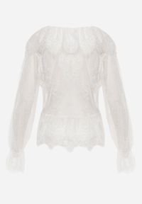 Born2be - Biała Bawełniana Bluzka z Transparentnej Koronki z Falbankami w Stylu Boho Palamna. Okazja: na co dzień. Typ kołnierza: kołnierz z falbankami. Kolor: biały. Materiał: bawełna, koronka. Długość: długie. Wzór: koronka. Styl: boho #5