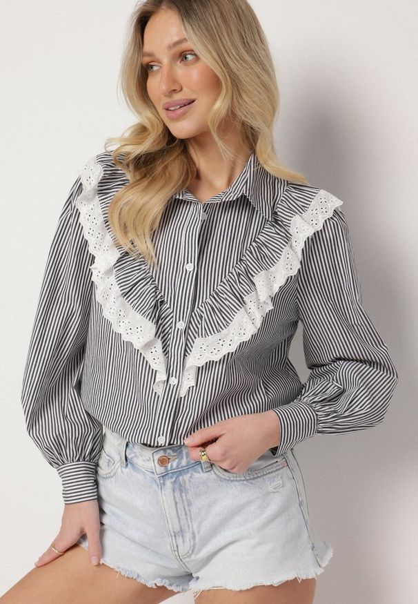 Born2be - Czarna Bawełniana Koszula w Paski z Ozdobnym Dekoltem z Falbanką Paleriella. Okazja: na co dzień. Kolor: czarny. Materiał: bawełna. Długość rękawa: długi rękaw. Długość: długie. Wzór: paski. Styl: casual, elegancki, klasyczny