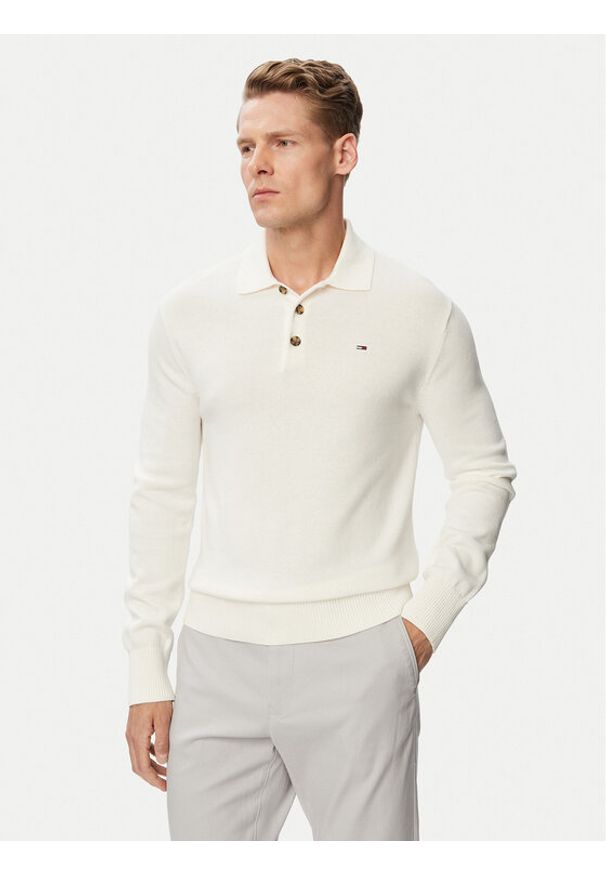 Tommy Jeans Sweter Essential DM0DM20304 Biały Slim Fit. Kolor: biały. Materiał: bawełna