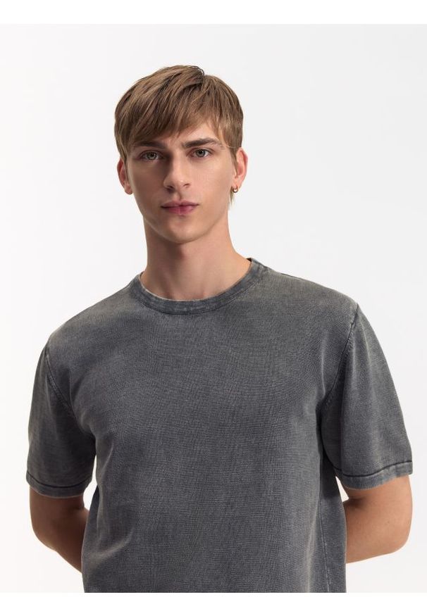 Reserved - Bawełniany sweter z krótkim rękawem - ciemnoszary. Kolor: szary. Materiał: bawełna. Długość rękawa: krótki rękaw. Długość: krótkie