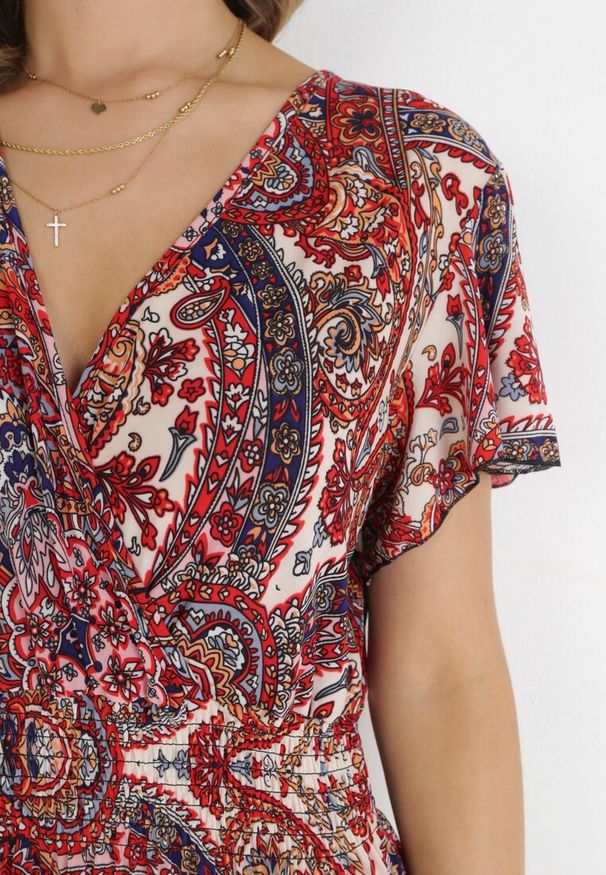 Born2be - Czerwona Kwiecista Sukienka Mini z Gumką w Talii i Krótkimi Rękawami Scillenne. Kolor: czerwony. Długość rękawa: krótki rękaw. Sezon: wiosna, lato. Typ sukienki: kopertowe. Długość: mini