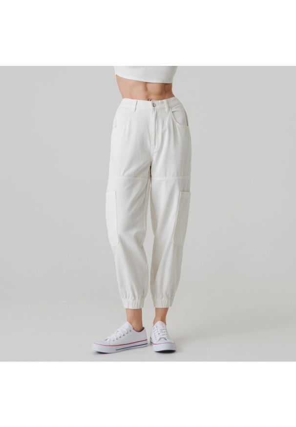 Sinsay - Jeansy jogger high waist - Kremowy. Stan: podwyższony. Kolor: kremowy