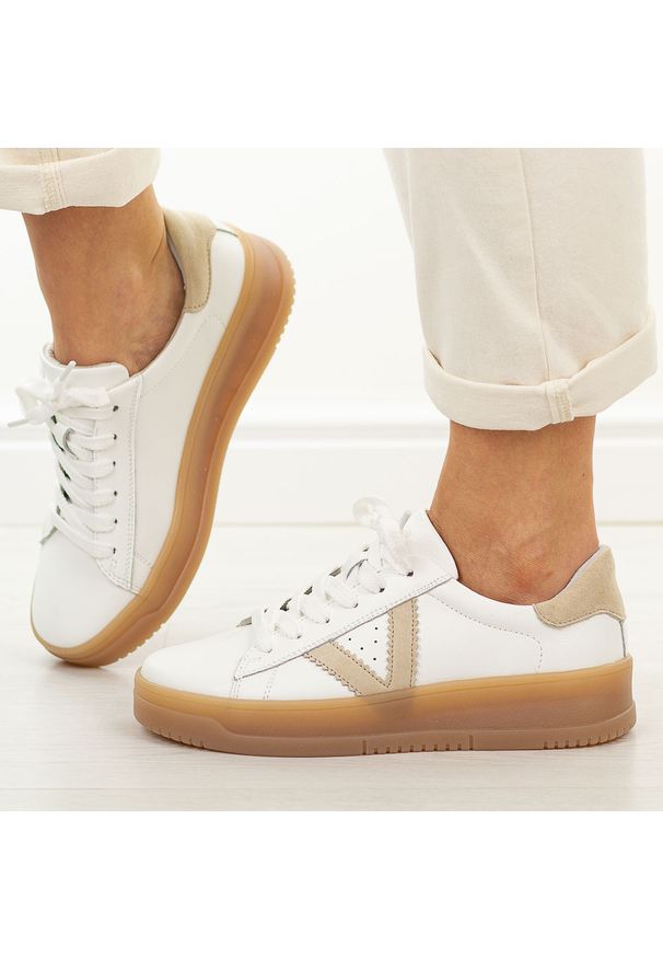 Białe skórzane półbuty damskie Vinceza 79597. Okazja: na spacer, na co dzień. Nosek buta: okrągły. Zapięcie: sznurówki. Kolor: biały. Materiał: skóra. Szerokość cholewki: normalna. Sezon: wiosna, jesień, lato. Styl: casual, elegancki, sportowy, klasyczny