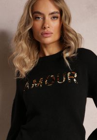 Renee - Czarny Sweter z Naszywkami z Napisem Amour Mavilla. Kolor: czarny. Materiał: tkanina, dzianina. Długość rękawa: długi rękaw. Długość: długie. Wzór: aplikacja, napisy. Styl: elegancki