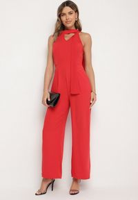 Born2be - Czerwony Kombinezon Bez Rękawów z Ozdobnym Wiązaniem i Szerokimi Nogawkami Silarine. Okazja: na co dzień. Kolor: czerwony. Materiał: jeans. Długość rękawa: bez rękawów. Styl: casual, elegancki, sportowy, klasyczny #1