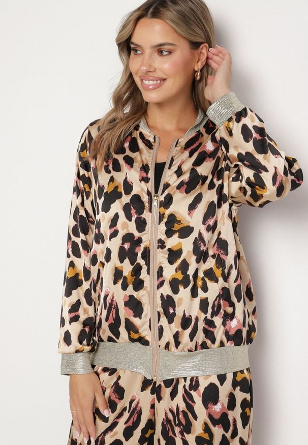 Born2be - Beżowo-Różowa Kurtka Bomberka w Panterkę ze Ściągaczami Irira. Okazja: na co dzień, na spacer. Kolor: beżowy. Materiał: jeans. Długość rękawa: długi rękaw. Długość: długie. Wzór: motyw zwierzęcy. Styl: casual, elegancki